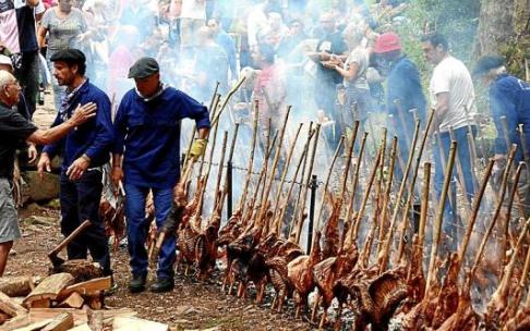 El lento asado del cordero, en sus orígenes carnero, es todo un ceremonial en el que zugarramurdiarras y visitantes conviven en un ambiente alegre y amistoso.