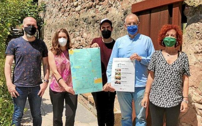 Komentuko lorategian aurkeztu dute udako egitaraua. Argazkia: N.G.