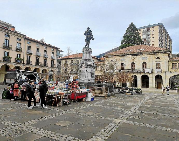 Zumarragako plaza, ostiral eguerdian.