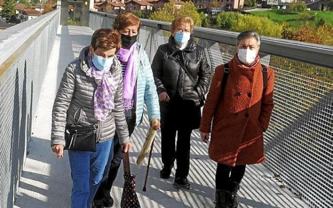 Cuatro vecinas en la pasarela que atraviesa la GI-2632.