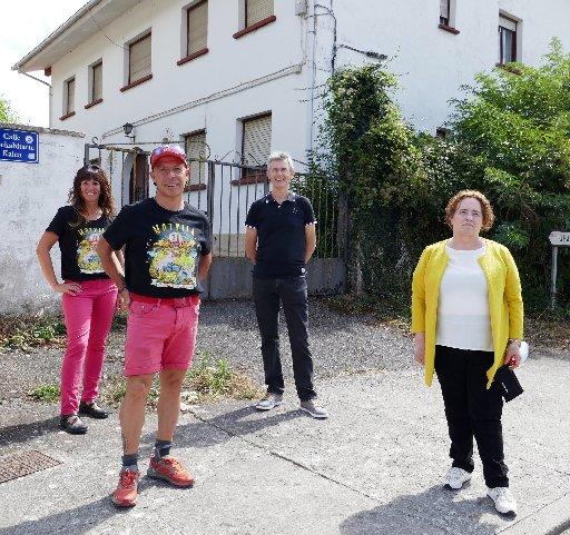 Kepa Gordo y Ana Jesús Huarte, en primer término, junto con Izaskun Betelu e Ignacio Reyes Hurtado delante del antiguo centro asistencial San Miguel de Aralar.