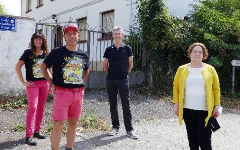 Kepa Gordo y Ana Jesús Huarte, en primer término, junto con Izaskun Betelu e Ignacio Reyes Hurtado delante del antiguo centro asistencial San Miguel de Aralar.