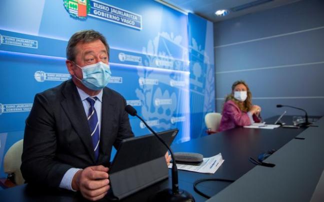 Bingen Zupiria acompañado por la consejera de Salud, Gotzone Sagardui.