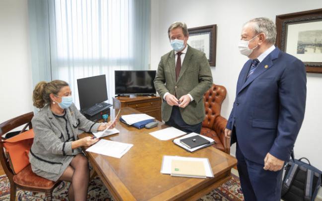 Bingen Zupiria, junto al consejero de Economía y Hacienda y a la responsable de Salud, antes de la rueda de prensa posterior al Consejo de Gobierno de este martes Bingen Zupiria, junto al consejero de Economía y Hacienda y a la responsable de Salud, antes de la rueda de prensa posterior al Consejo de Gobierno de este martes