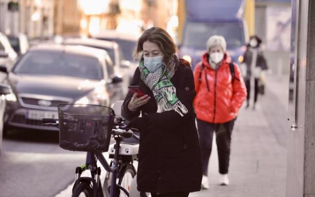 Personas andando por la calle con mascarilla. Personas andando por la calle con mascarilla.