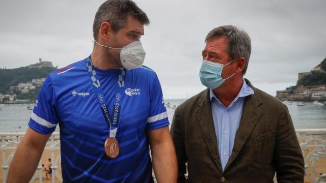 El jugador de balonmano Julen Aginagalde y el consejero vasco de Cultura y Deportes y portavoz del Gobierno vasco, Bingen Zupiria.