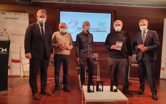 Anunciados los primeros Premios Euskadi de Literatura: Pello Lizarralde, Anjel Lertxundi y Joxan Elosegi. Anunciados los primeros Premios Euskadi de Literatura: Pello Lizarralde, Anjel Lertxundi y Joxan Elosegi.