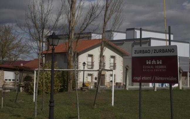 Cartel de bienvenida a Zurbano, concejo del municipio de Arratzua-Ubarruandia