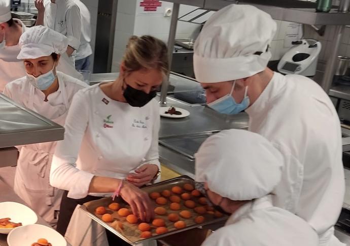 Zuriñe, en la cocina con alumnado de la escuela.