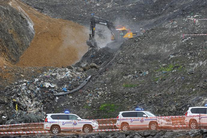 La labor de búsqueda de los desaparecidos requirió mover gran cantidad de material.