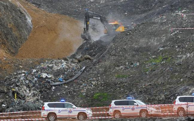 La labor de búsqueda de los desaparecidos requirió mover gran cantidad de material.